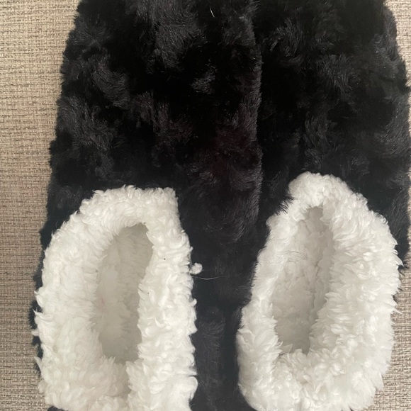 snoozies! Other - Cozy Black and White Fleece‎ Slippers